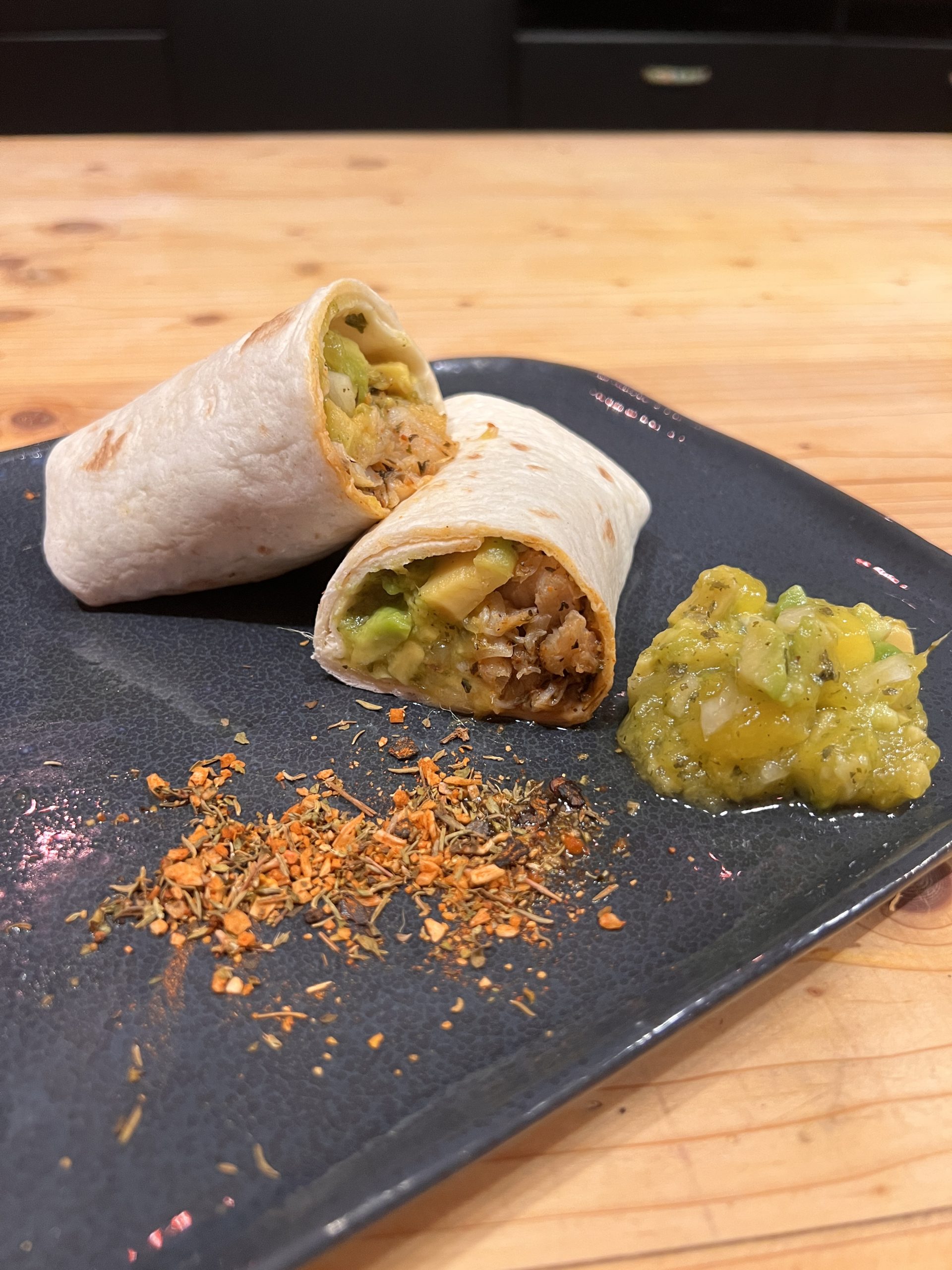 Tacos de cabillaud noirci, avec une salsa de mangue et avocat